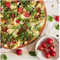 Pizzasaus, kaas, mozzarella, verse tomaat, pesto, parmezaanse kaas, rucola en pijnboompitten